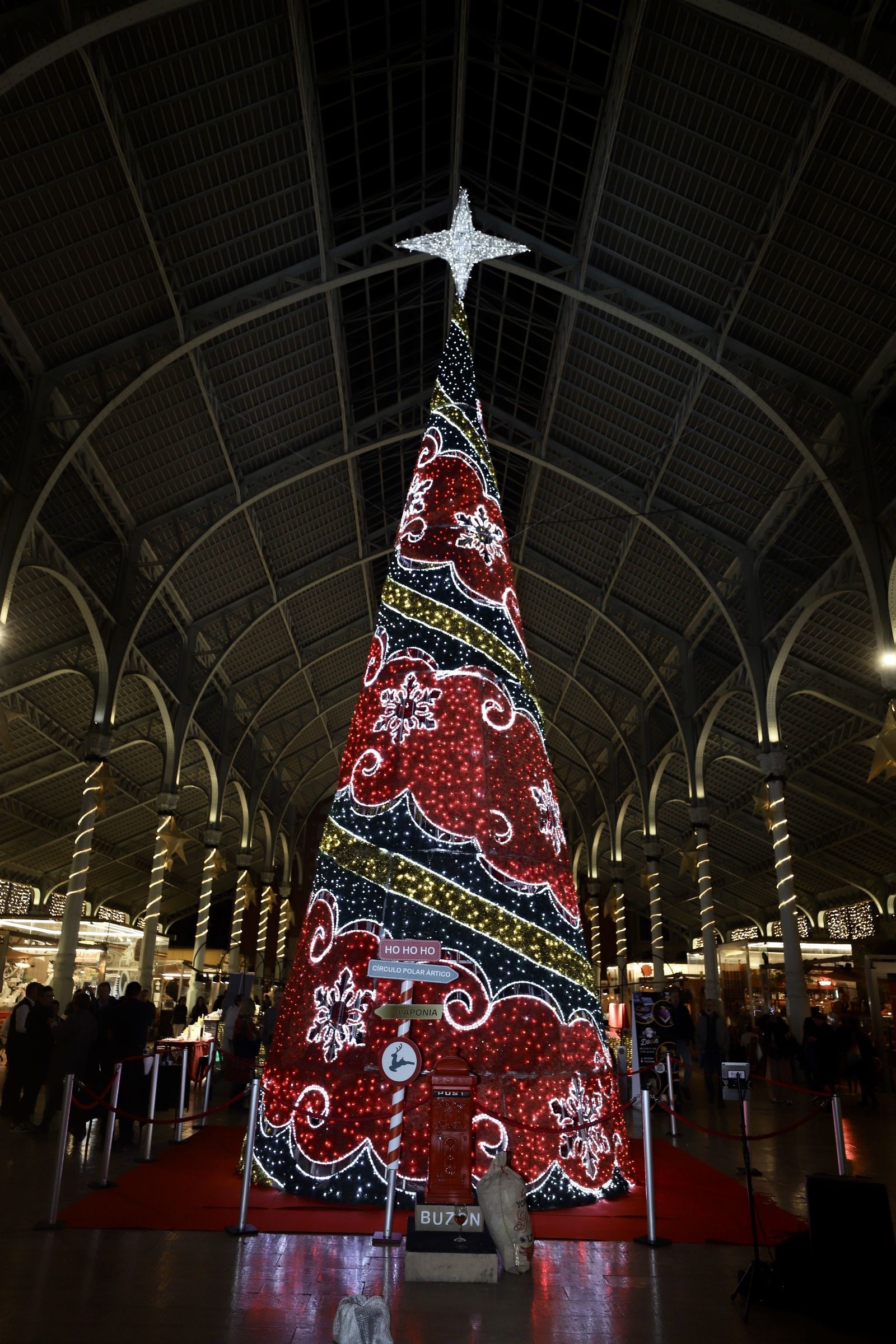 El Mercado de Colón de Valencia enciende las luces de su árbol de Navidad