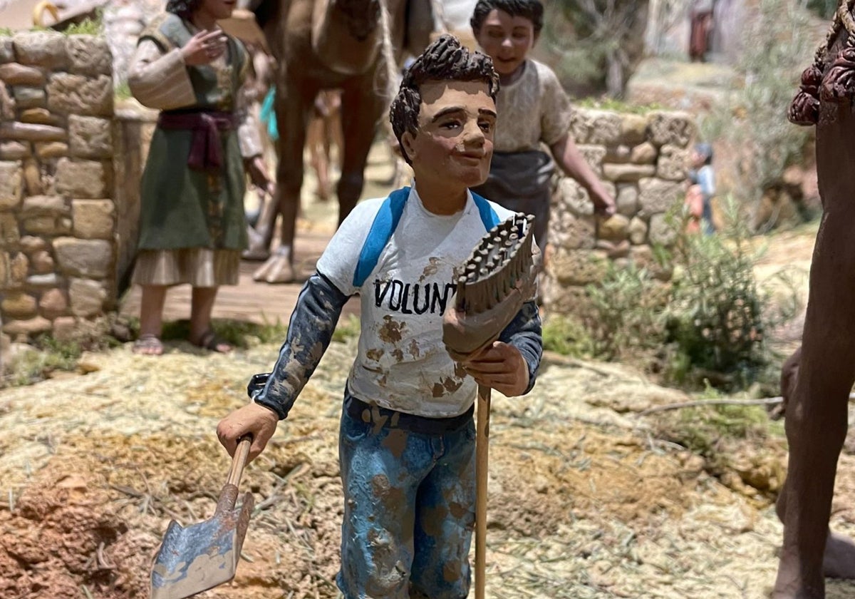 Belén creado por la Asociación de Belenistas de Valencia, donde destaca un joven voluntario de la DANA.