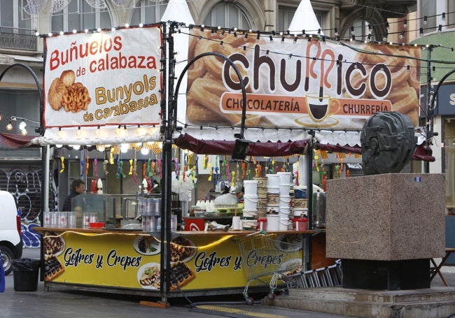 Churrería que el pasado año ocultaba una escultura de Bayarri dedicada a Blasco Ibáñez y el escpaarate de un comercio.