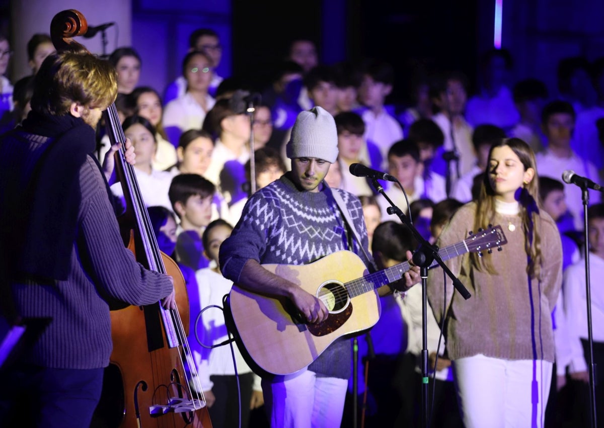 Imagen secundaria 1 - Lleno total en la plaza del Ayuntamiento, canción de Rei Ortolá y crespón negro que lucen las falleras mayores de Valencia y las cortes.