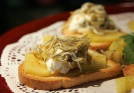 Gulas con kiwi y crema de aguacate, una idea de receta saludable con superalimentos.