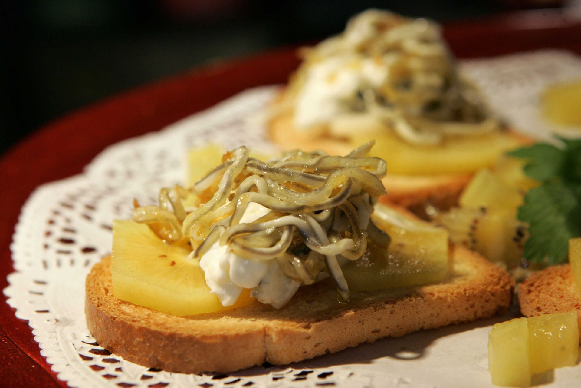 Gulas con kiwi y crema de aguacate, una idea de receta saludable con superalimentos.