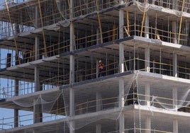 Un obrero trabaja en la construcción en un edificio.