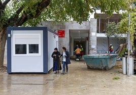 Una enfermera acompaña a una paciente junto al barracón en el centro de salud de Picanya.