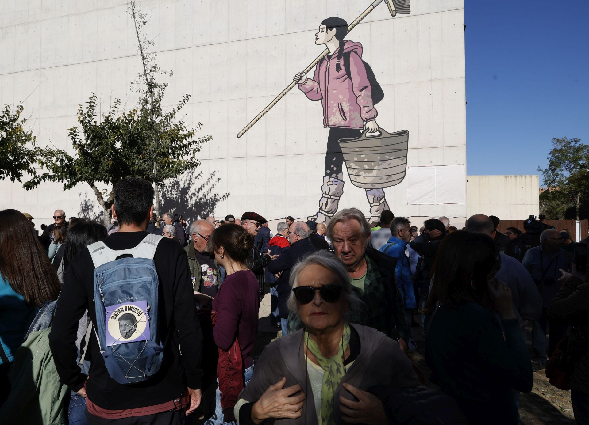 Acto de homenaje en la Rambleta con el mural de paco Roca y Martin Fores dedicado a los voluntarios de la DANA