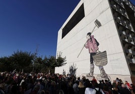 El mural de Paco Roca y Martín Forés en homenaje al voluntariado ya luce en la fachada de la Rambleta.