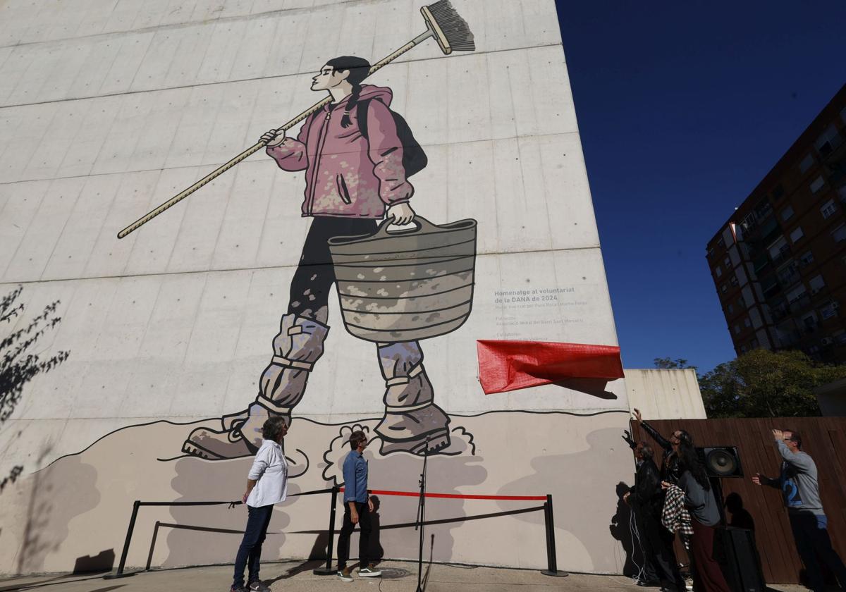 Acto de homenaje en la Rambleta con el mural de paco Roca y Martin Fores dedicado a los voluntarios de la DANA