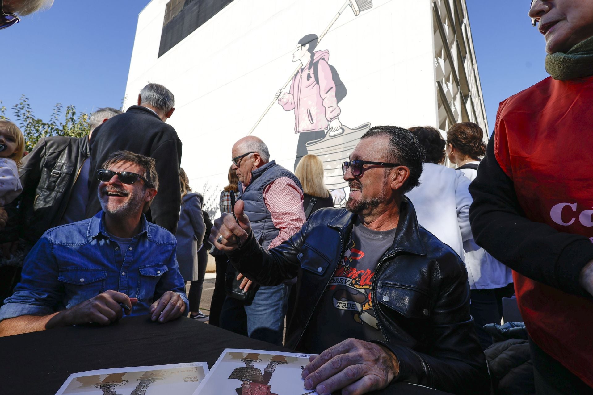 Acto de homenaje en la Rambleta con el mural de paco Roca y Martin Fores dedicado a los voluntarios de la DANA