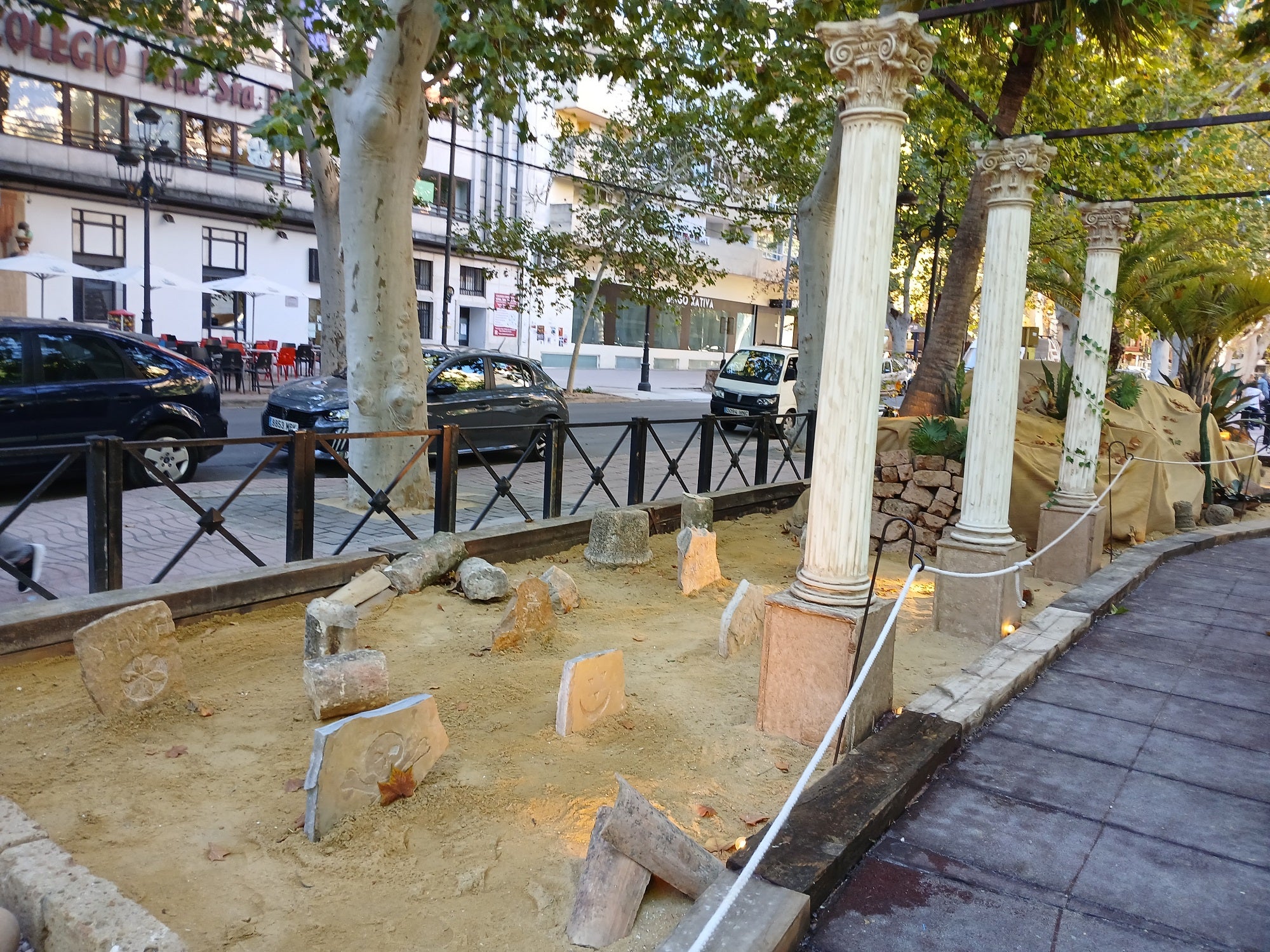 Sobre estas líneas las nuevas columnas y abajo, vista del Belén con una figura de madera del Felipe V con la cabeza hacia abajo.