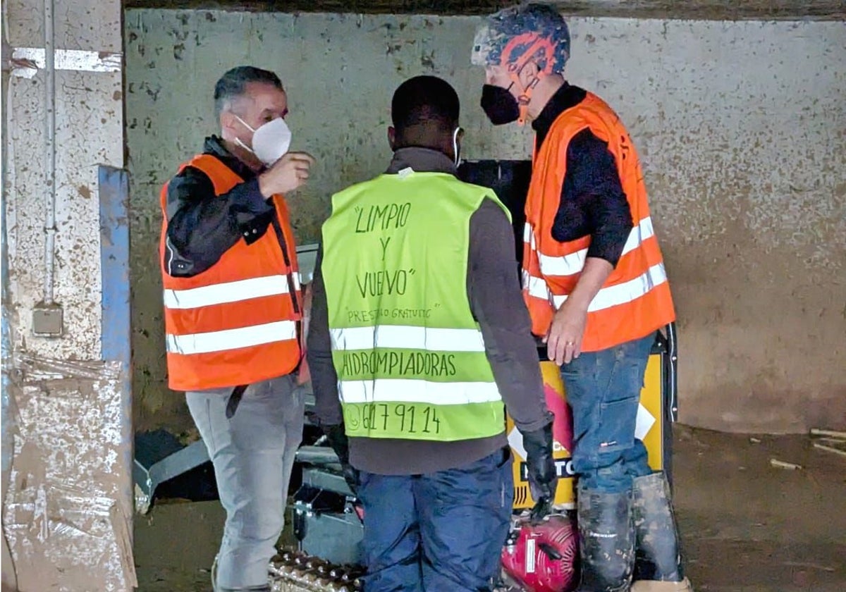 Salvador Escrivá junto a dos colaboradores de la acción solidaria.