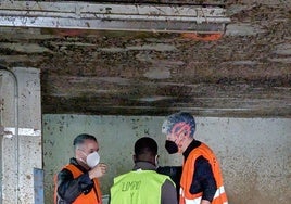 Salvador Escrivá junto a dos colaboradores de la acción solidaria.