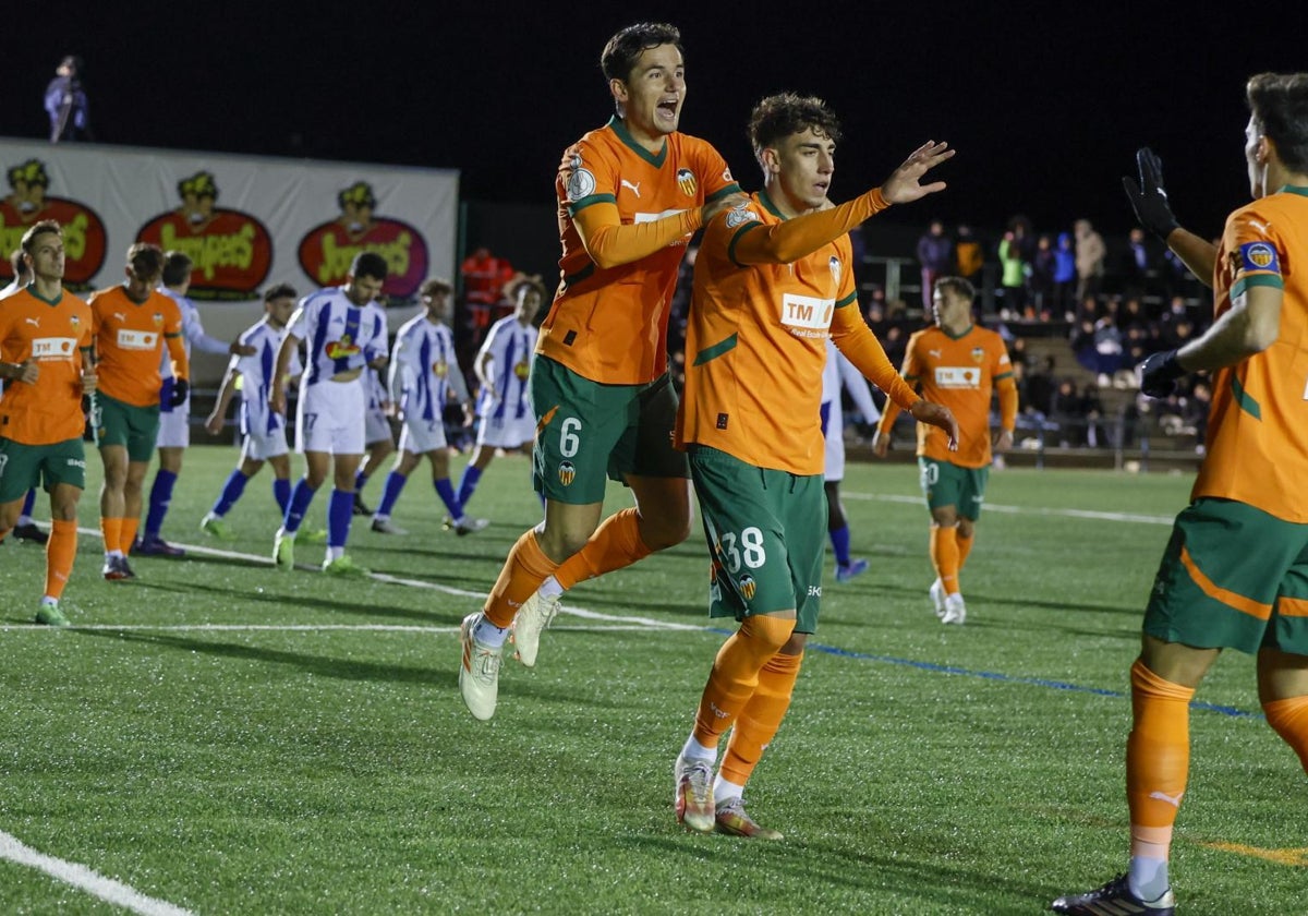 Celebración del primer gol del Valencia contra el Ejea.