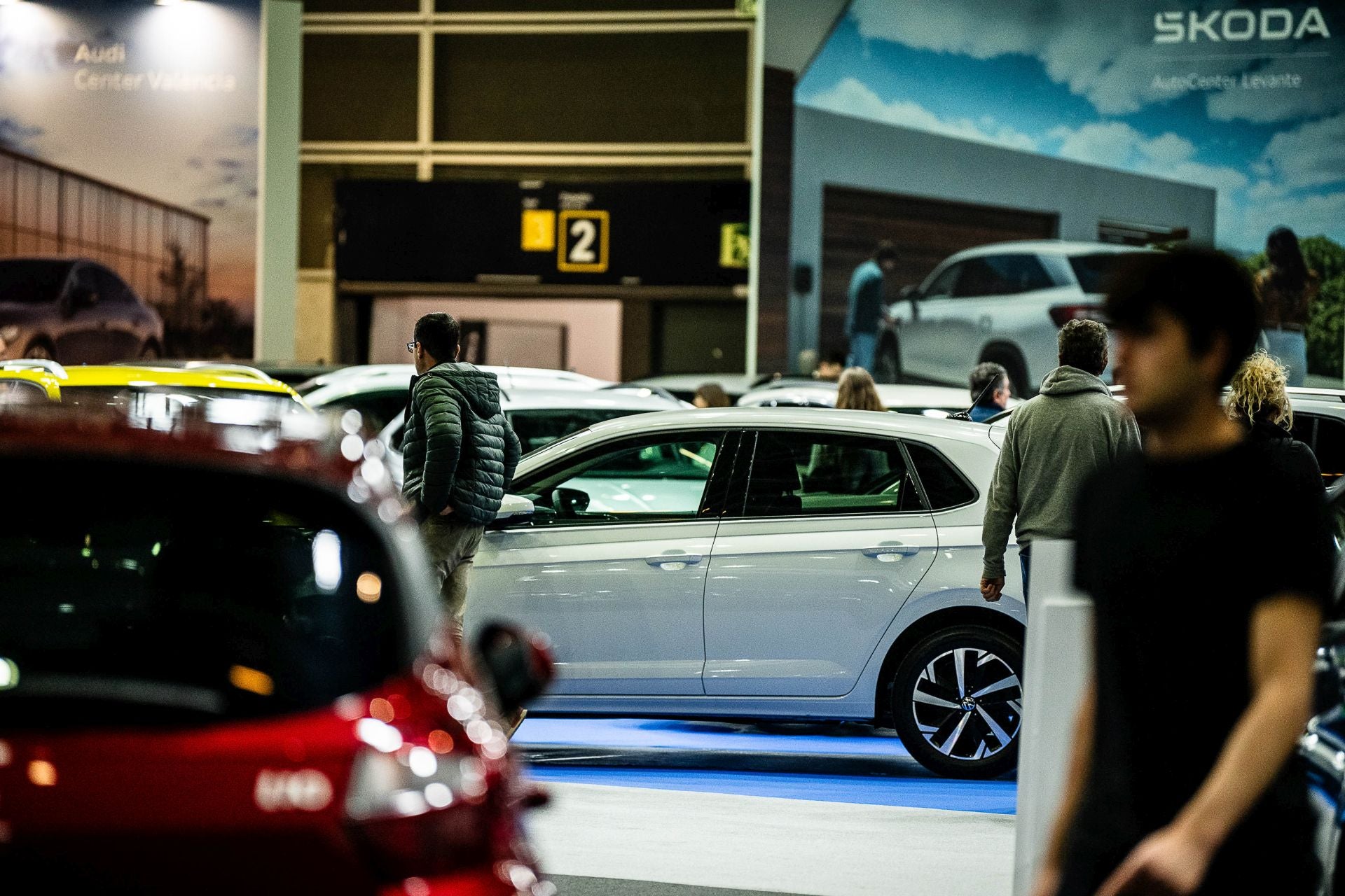 Miles de personas acuden a la feria del automóvil, celebrada en Feria Valencia