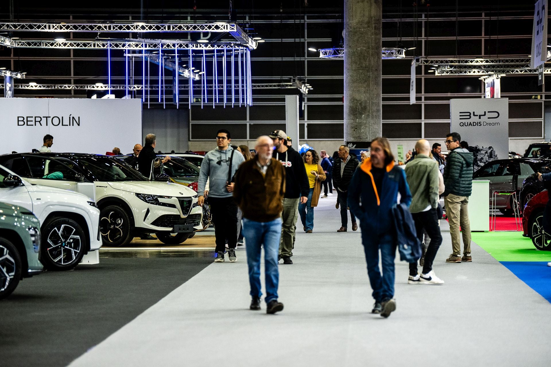 Miles de personas acuden a la feria del automóvil, celebrada en Feria Valencia