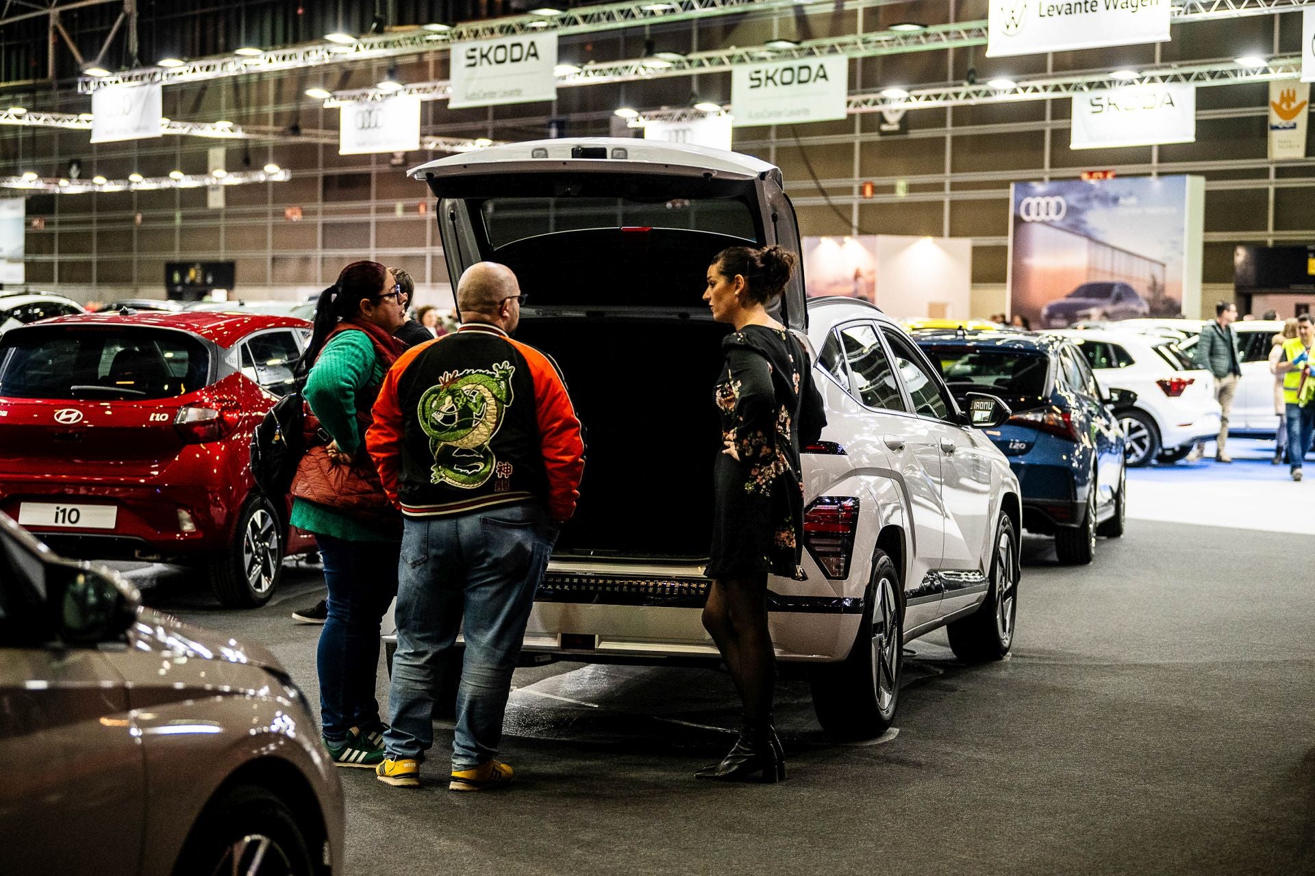 Miles de personas acuden a la feria del automóvil, celebrada en Feria Valencia