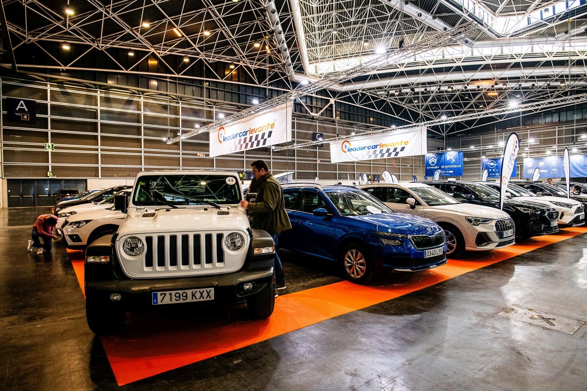 Miles de personas acuden a la feria del automóvil, celebrada en Feria Valencia