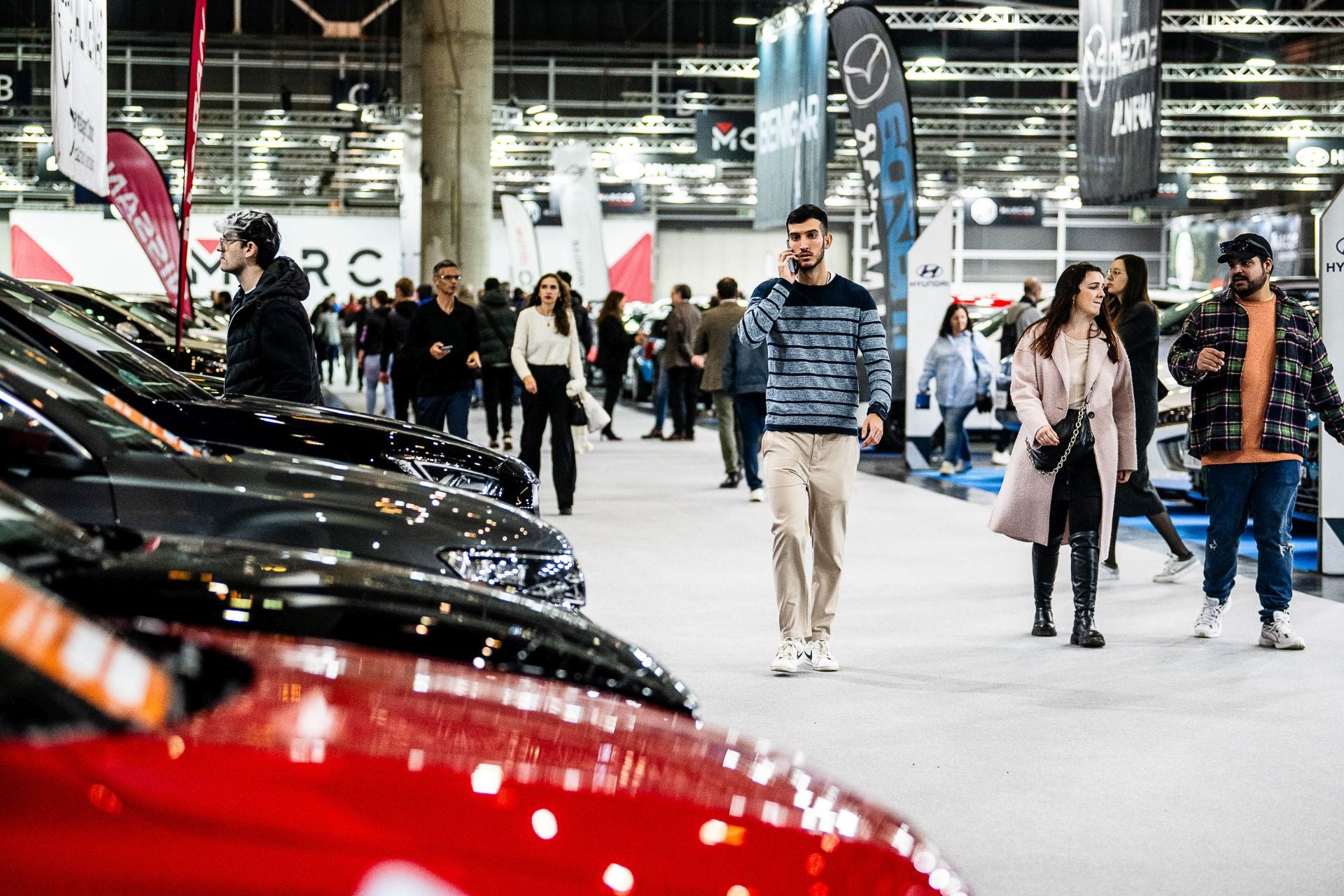 Miles de personas acuden a la feria del automóvil, celebrada en Feria Valencia