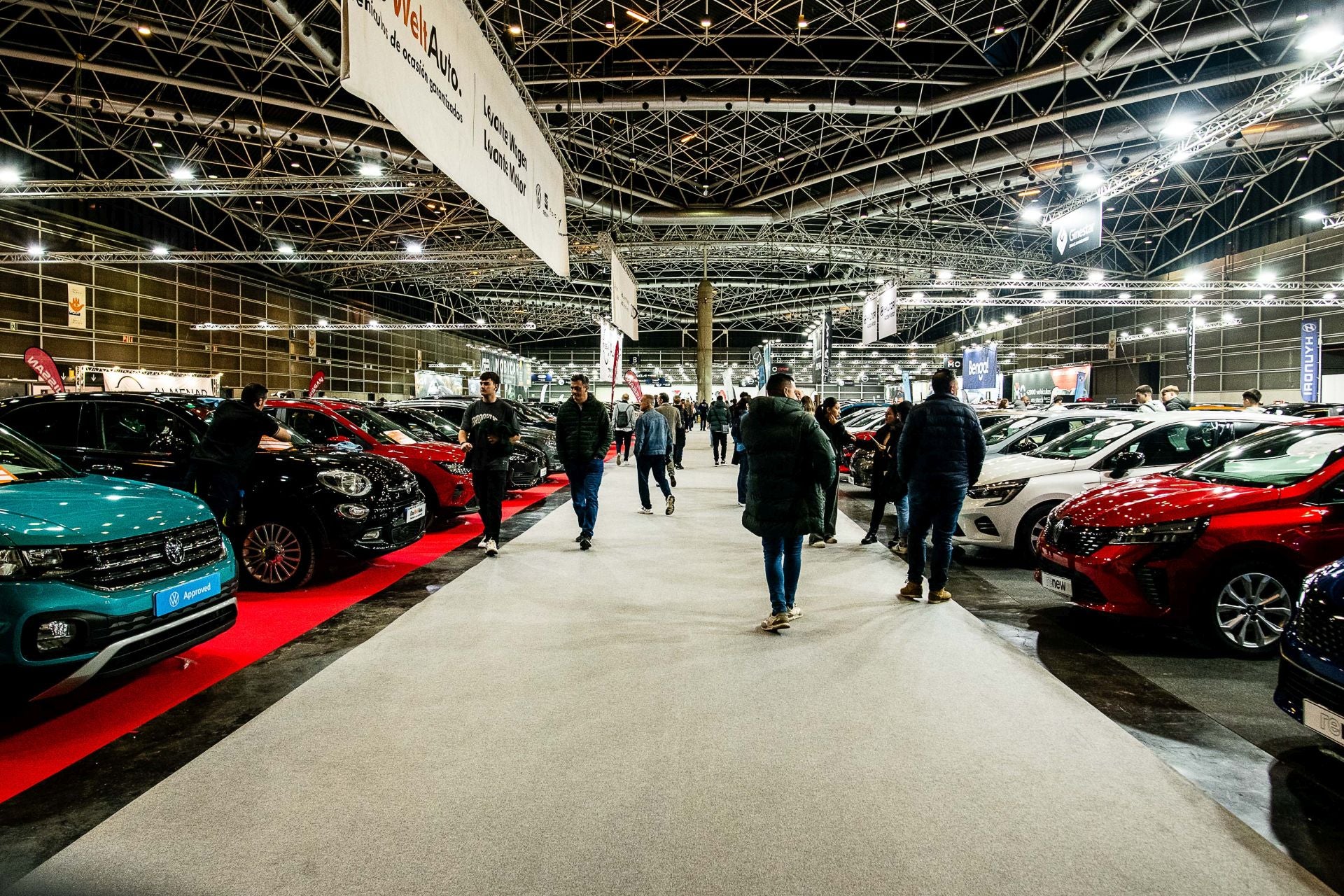 Miles de personas acuden a la feria del automóvil, celebrada en Feria Valencia