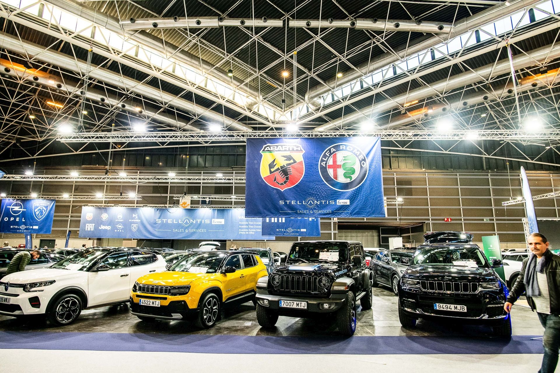 Miles de personas acuden a la feria del automóvil, celebrada en Feria Valencia