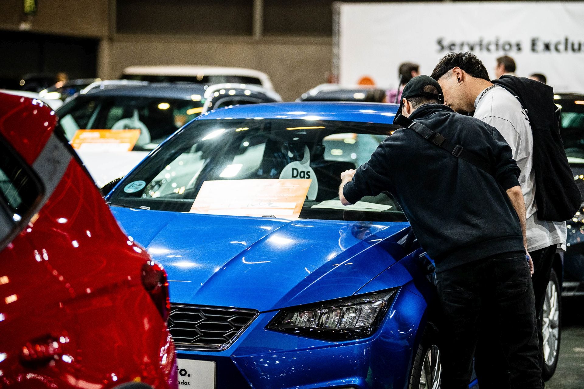 Miles de personas acuden a la feria del automóvil, celebrada en Feria Valencia