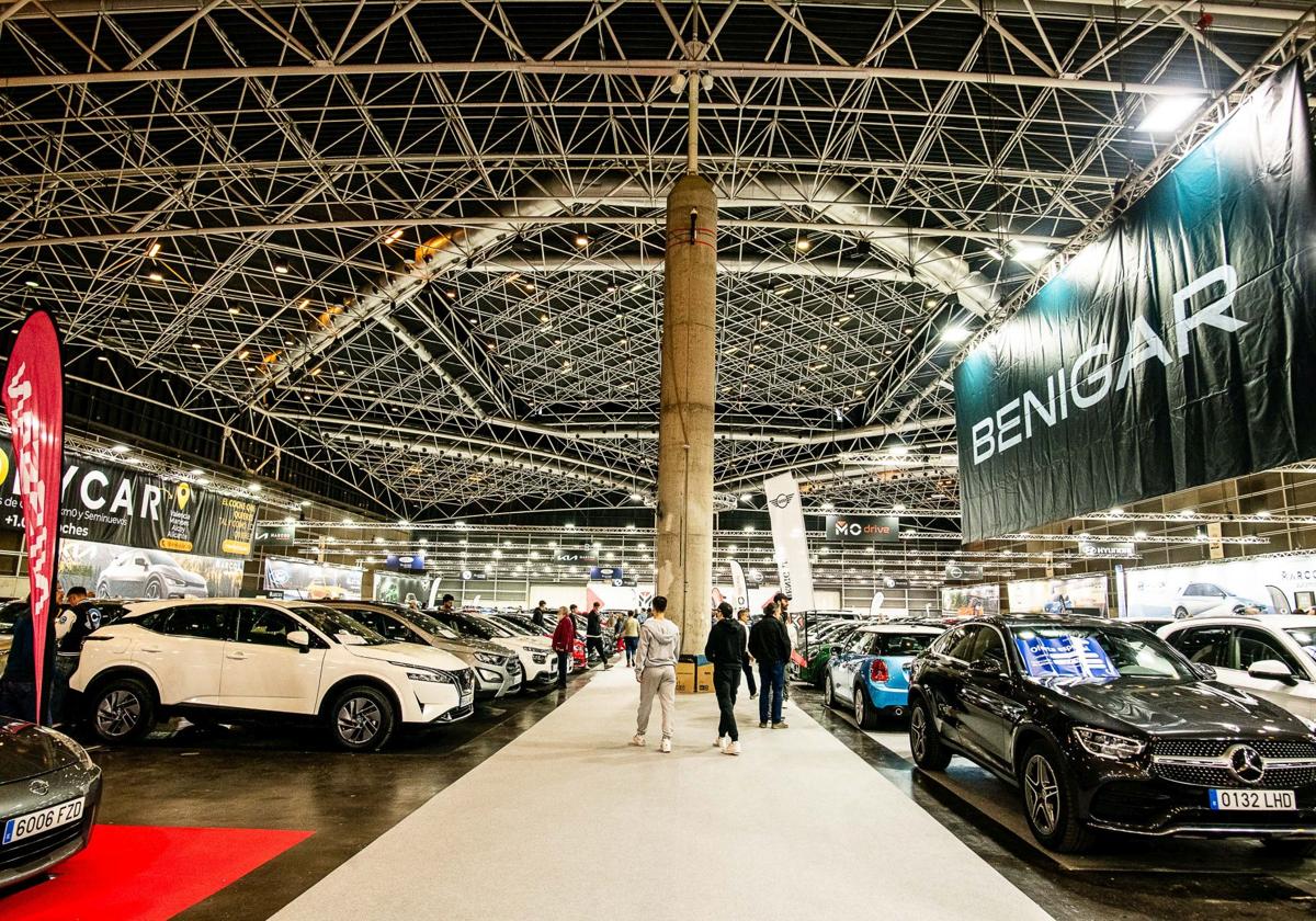 Miles de afectados por la DANA acuden a la feria del automóvil en Feria Valencia