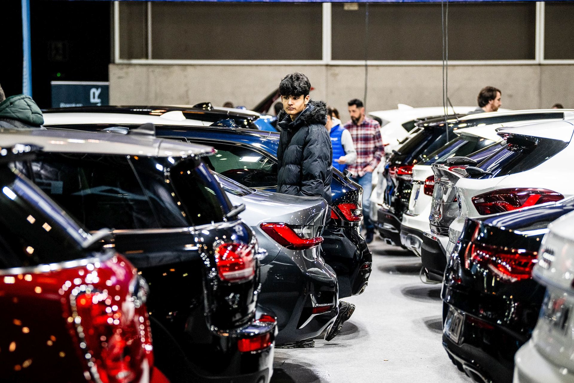 Miles de personas acuden a la feria del automóvil, celebrada en Feria Valencia