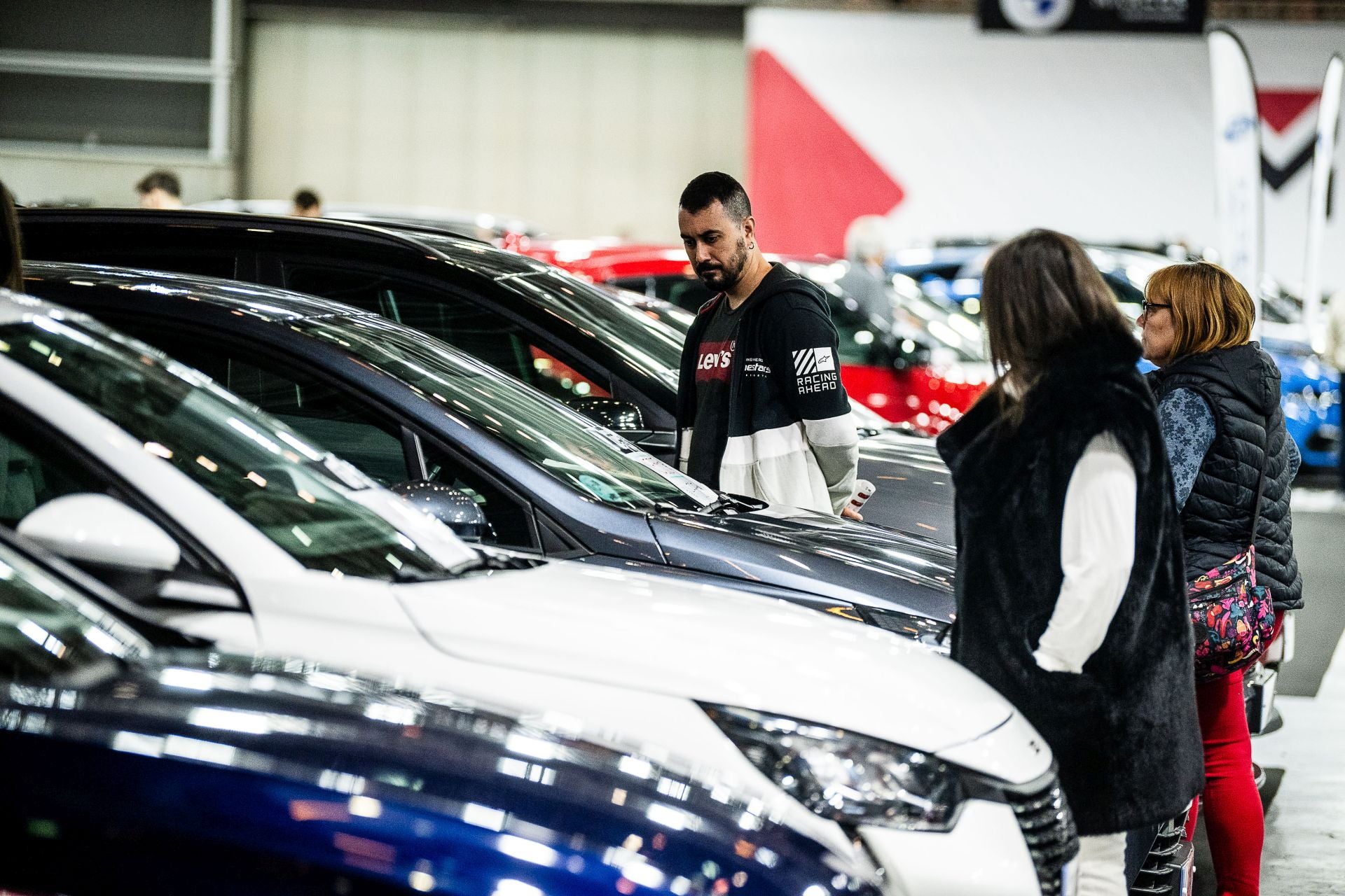 Miles de personas acuden a la feria del automóvil, celebrada en Feria Valencia