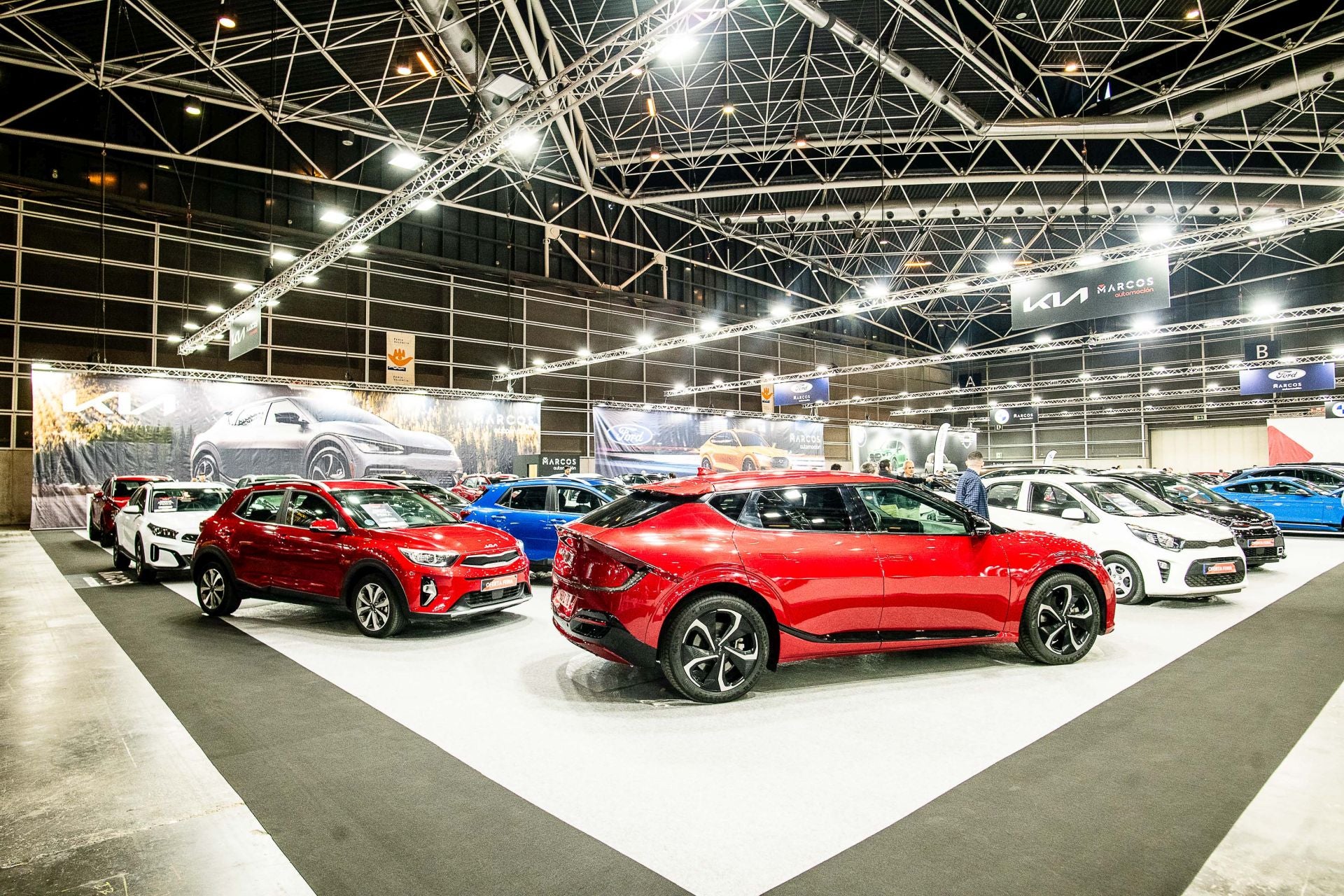 Miles de personas acuden a la feria del automóvil, celebrada en Feria Valencia