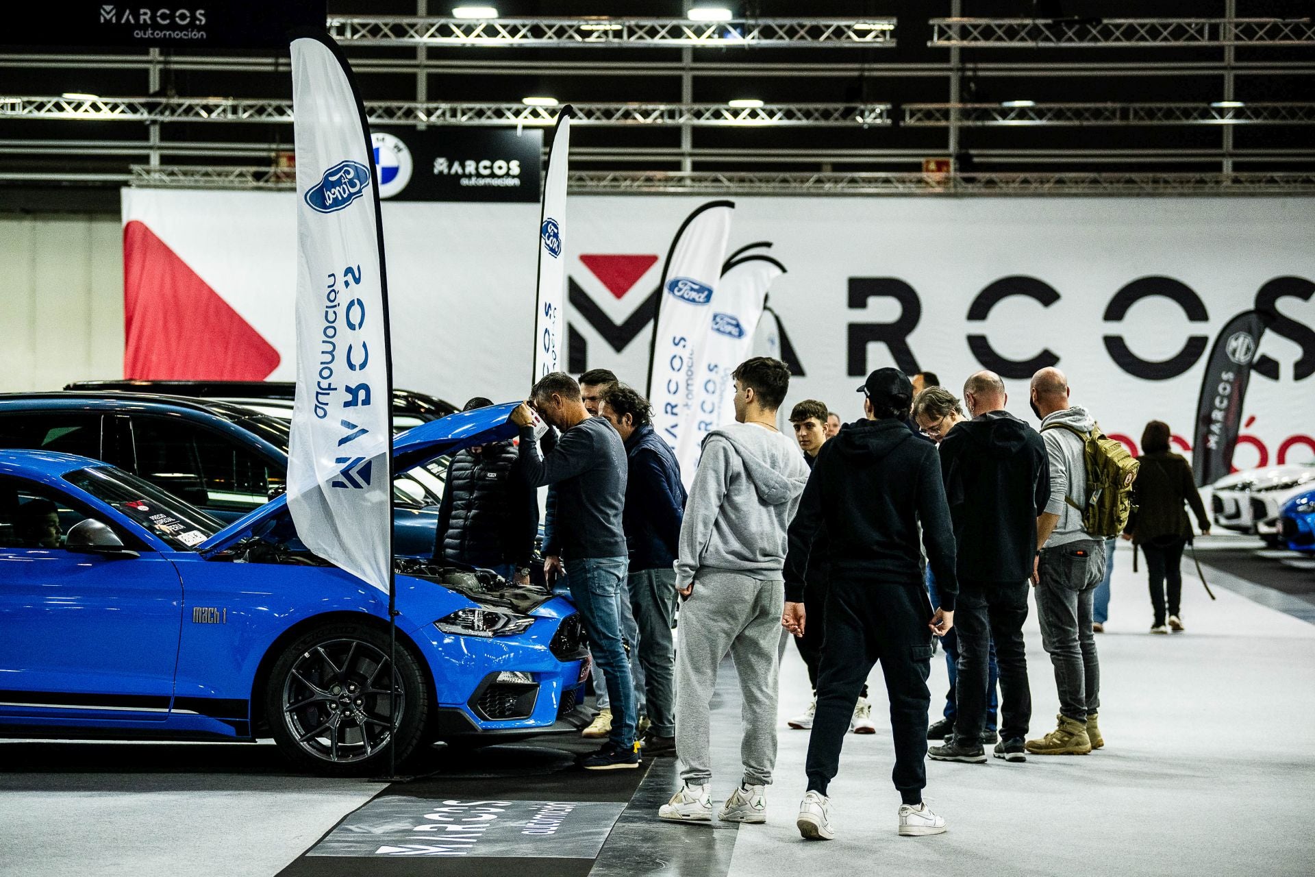 Miles de personas acuden a la feria del automóvil, celebrada en Feria Valencia