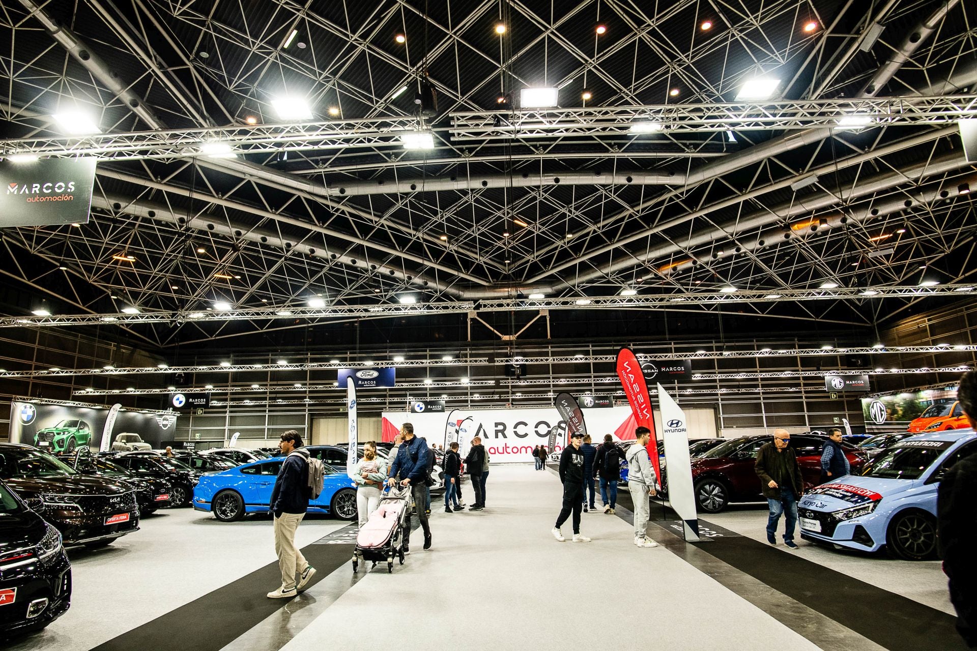 Miles de personas acuden a la feria del automóvil, celebrada en Feria Valencia