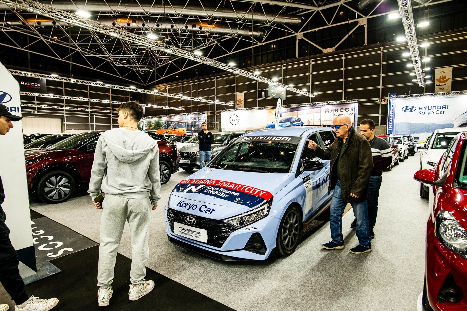 Miles de personas acuden a la feria del automóvil, celebrada en Feria Valencia