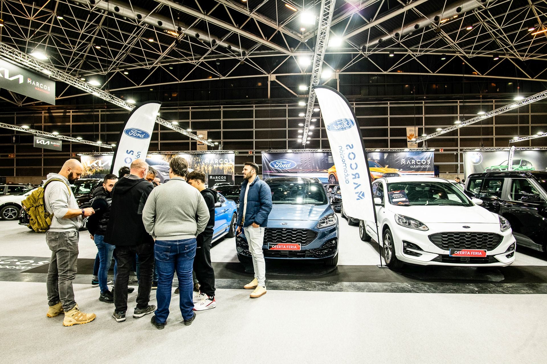 Miles de personas acuden a la feria del automóvil, celebrada en Feria Valencia