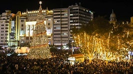 La plaza del Ayuntamiento de Valencia, decorada con las luces de Navidad.