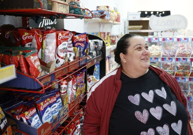 Quiosco. María Villa celebró la reapertura del negocio el miércoles.