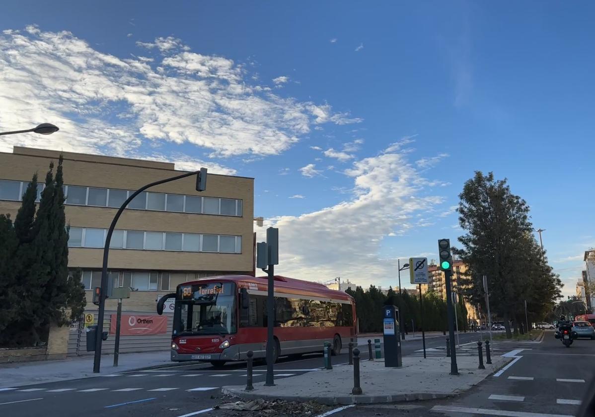 Un autobús de la EMT circula por la renovada avenida Campanar.