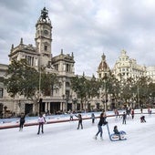 La plaza del Ayuntamiento de Valencia estrena este puente el carrusel, el trenecito y la pista de hielo