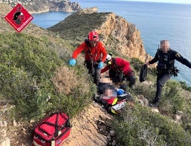 Efectivos del grupo de rescate y de la Policía Local de Xàbia que intentaron reanimar al senderista.