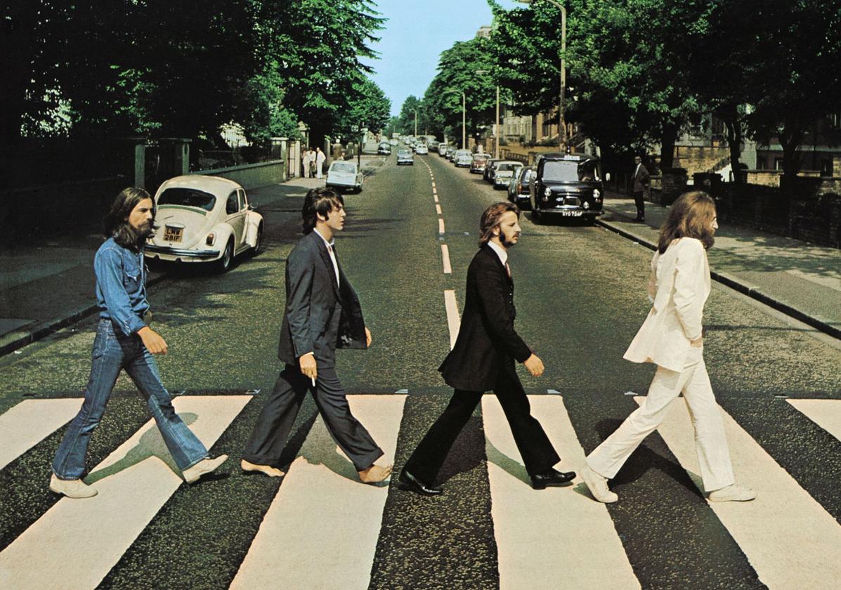 The Beatles cruzan Abbey Road en Londres.