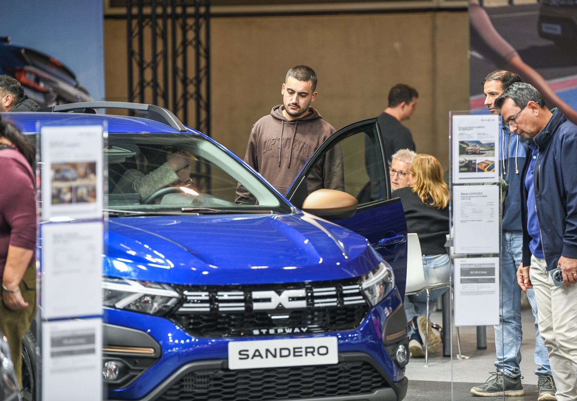 Otra jornada de récord en la Feria del automóvil de Valencia