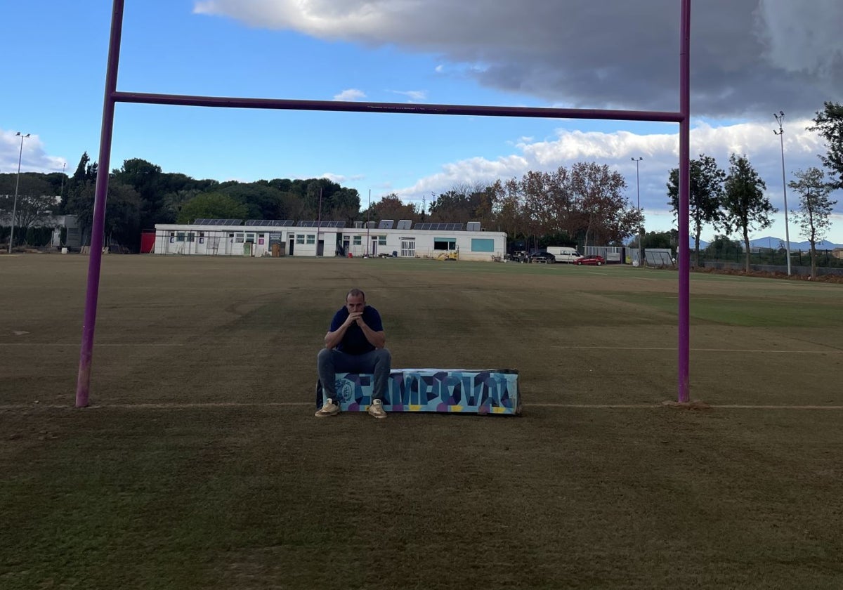 César Sempere, debajo de una de las porterías del campo de rugby que quedó arrasado por la DANA.