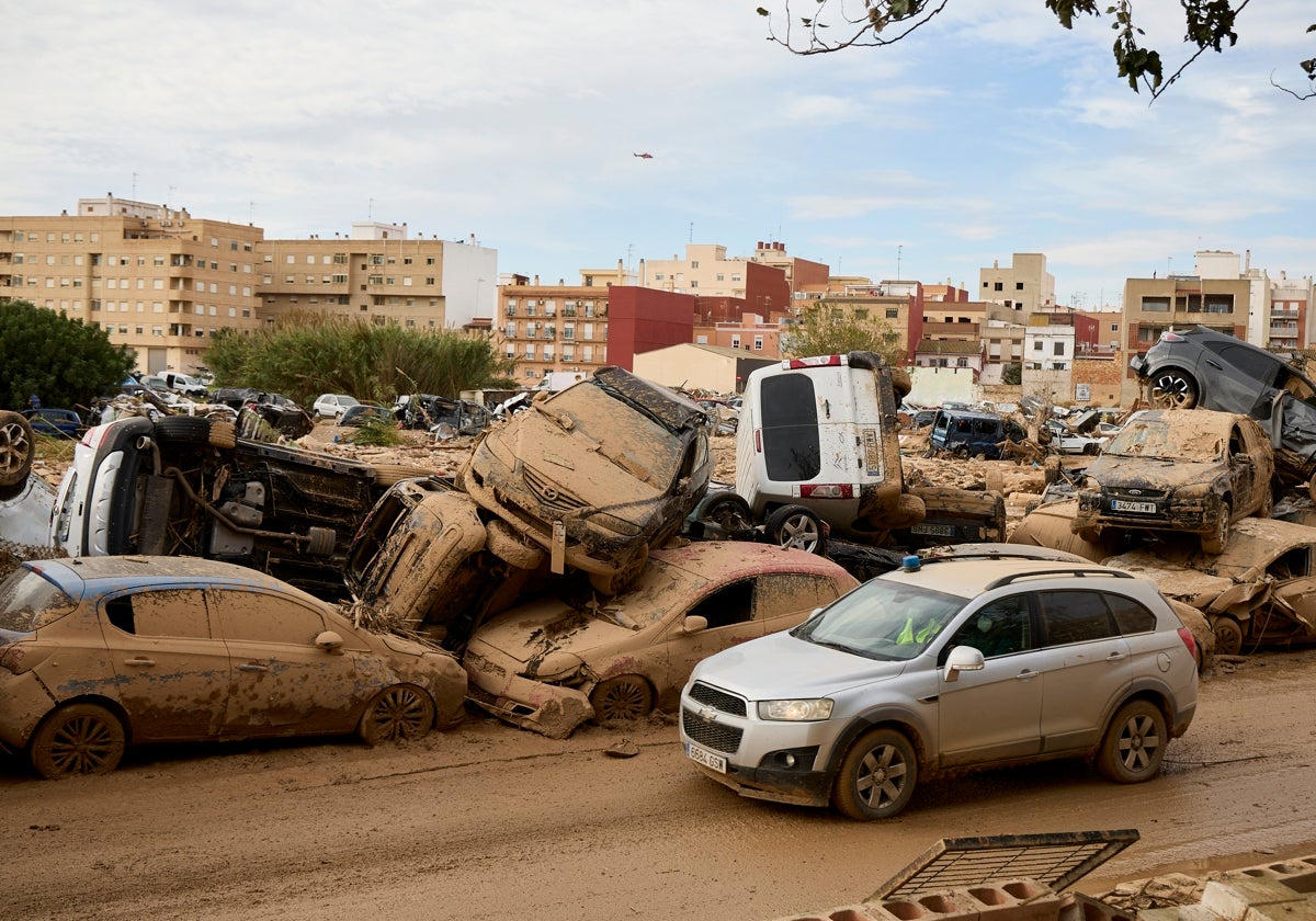 Una de las consecuencias de la DANA en Catarroja es el cementerio de coches que sigue habiendo