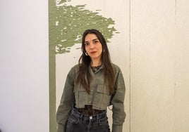 La artista Claudia Pastomás en la Galería Vangar.