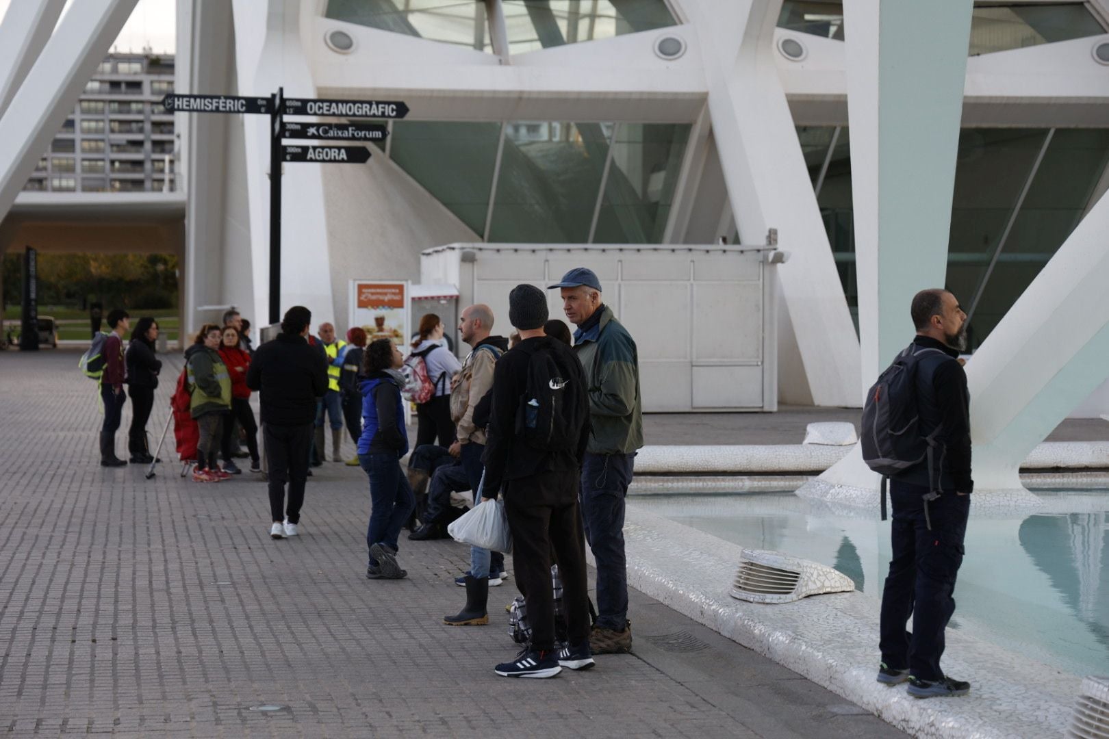 El voluntariado organizado se desinfla en la Ciudad de las Artes más de un mes después de la tragedia