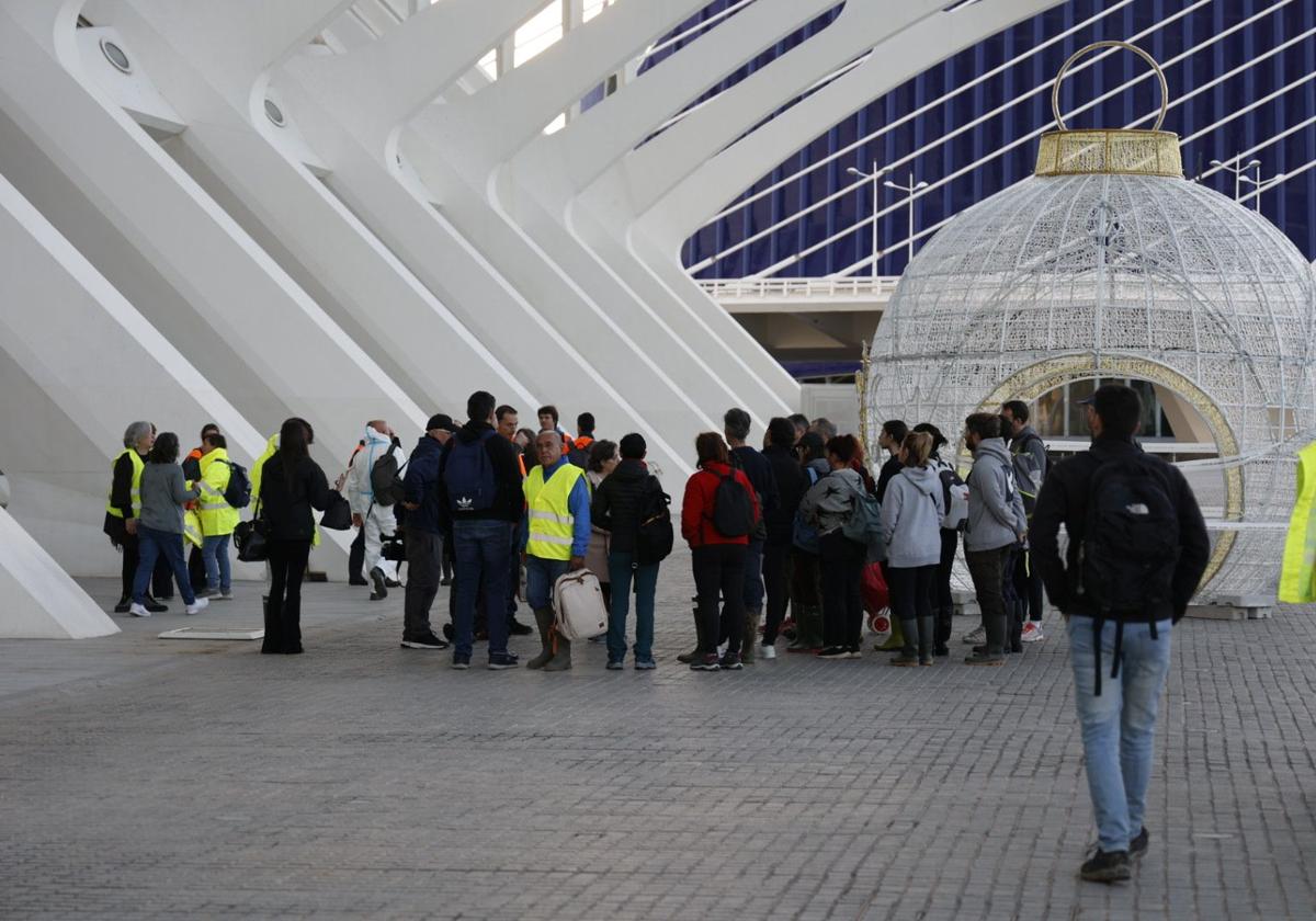 El voluntariado organizado se desinfla en la Ciudad de las Artes más de un mes después de la tragedia