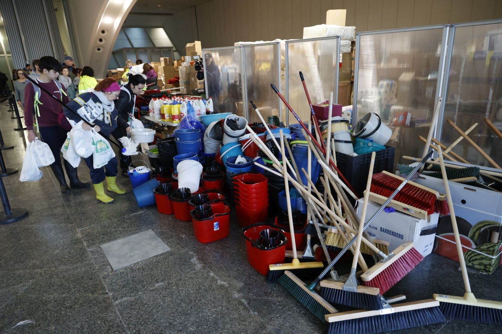 El voluntariado organizado se desinfla en la Ciudad de las Artes más de un mes después de la tragedia