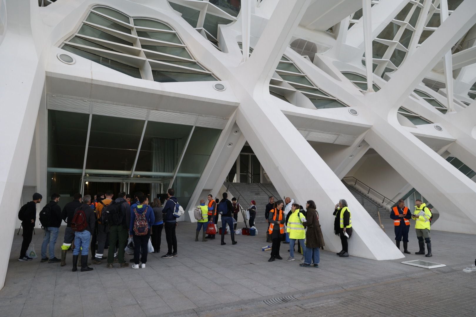 El voluntariado organizado se desinfla en la Ciudad de las Artes más de un mes después de la tragedia