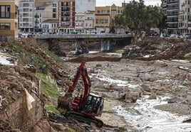 Trabajos en el barranco del Poyo a su paso por Paiporta.