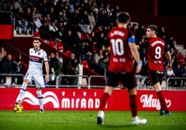 Elgezabal controla el balón ante dos futbolistas del Mirandés.