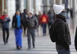 Un hombre se protege del frío en Valencia, imagen de archivo.