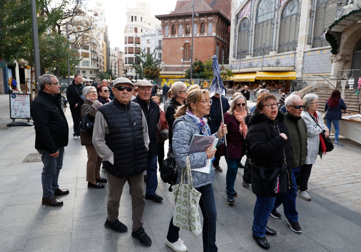 Un grupo de visitantes recorre la plaza del Mercado, este domingo.